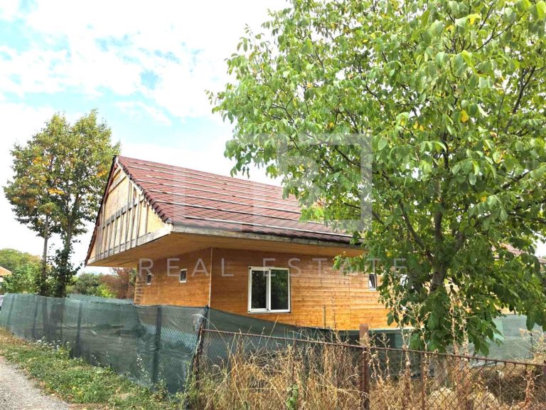Дървена къща за постоянно пребиваване с двор от 530 кв.м. в с Осоица, София - област
